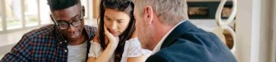 How does a mortgage broker help first buyers?