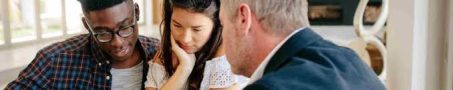 How does a mortgage broker help first buyers?