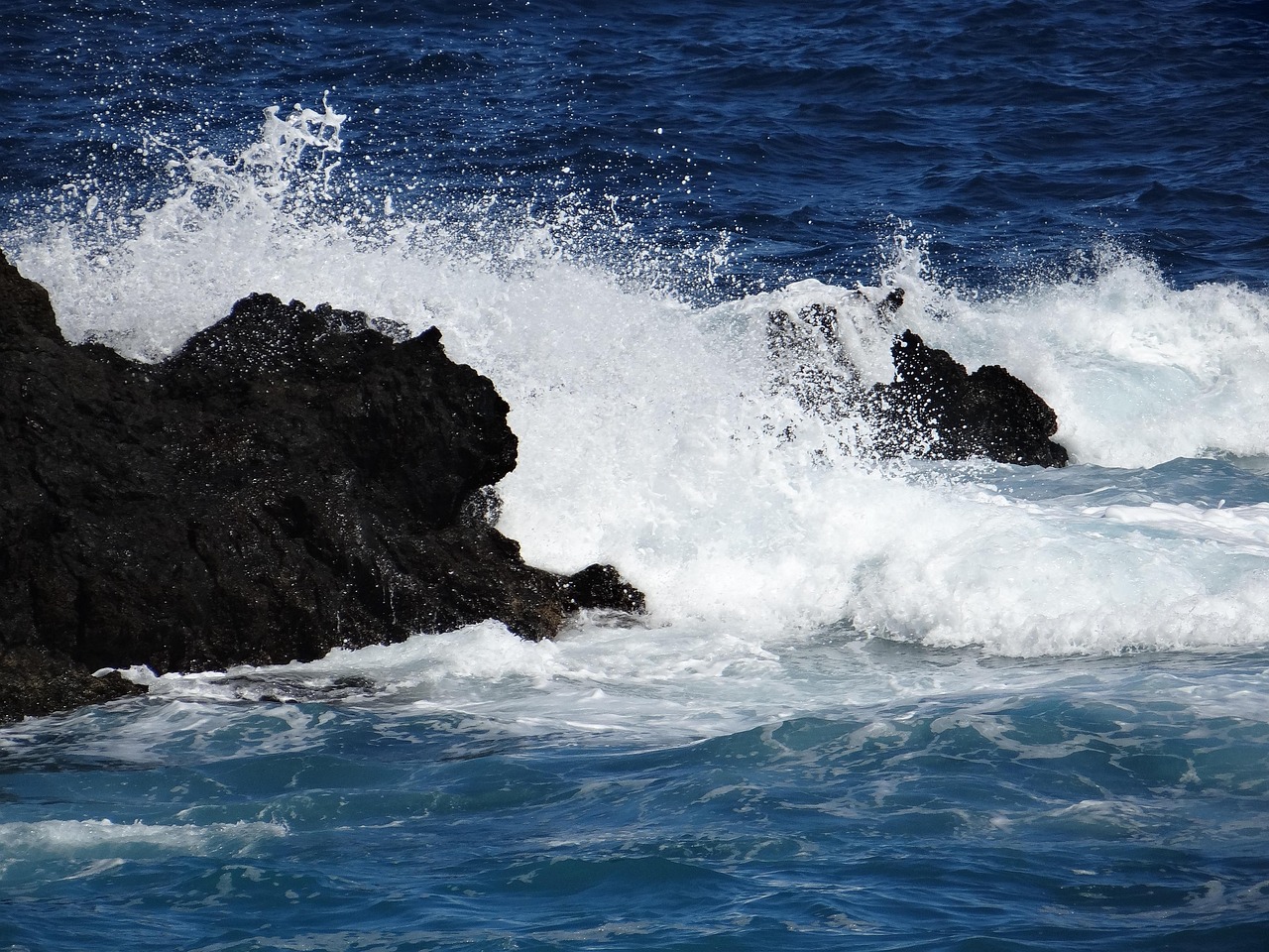 Waves, sea, ocean — Professional Painter And Decorator London: 4 Reasons Why You Should Hire One